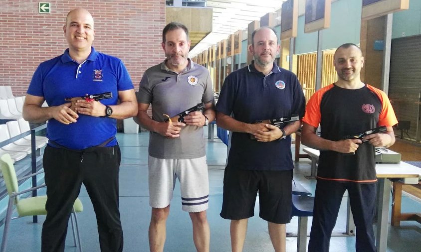 Jordi Francesc Balañá, el primer a l'esquerra, juntament amb els altres tres classificats que van competir a la final del Campionat de Catalunya de Pistola de Velocitat