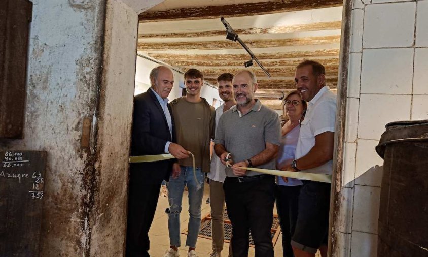 Alfredo Clúa tallant la cinta del museu acompanyat pel gestor del Parc Samà, els agricultors de Mas del Miu i companys de govern