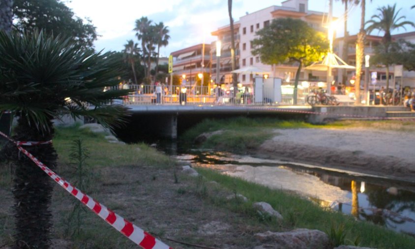 Es manté la zona acordonada, com a mesura preventiva