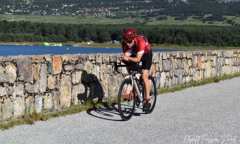 Òscar Martínez durant la prova de bicicleta de la Half Altriman de Les Angles