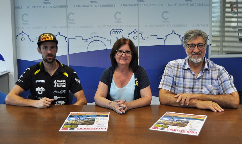 Presentació de la Copa Tarragona de Biketrial, ahir al matí. D'esquerra a dreta: Àngel Batlle, Camí Mendoza i Josep M. Vallès