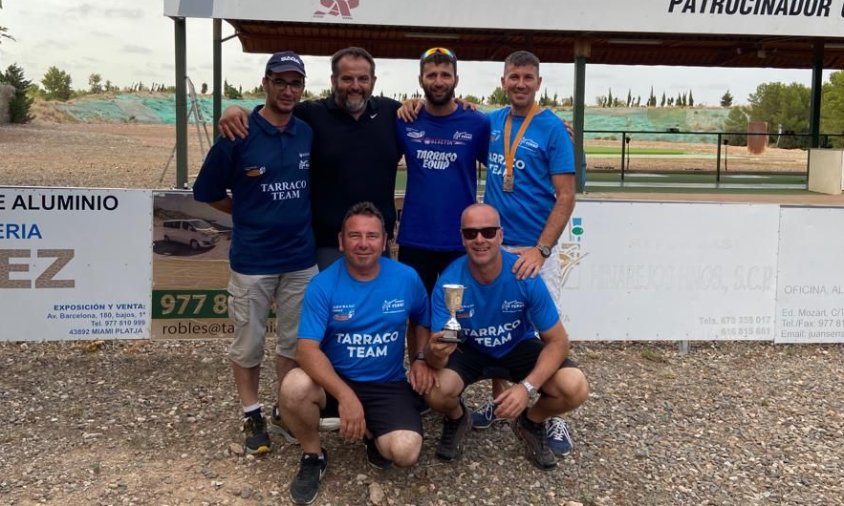 Antoni Ruíz Nat i l'equip Tarraco Pont del Diable amb el trofeu de campions