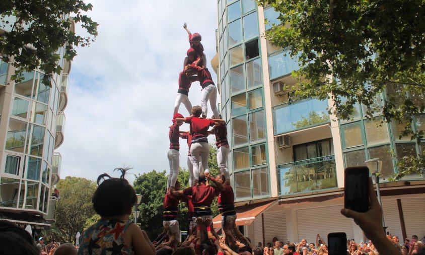 Els xiquets de Cambrils aixecant un dels castells a la diada del Carme