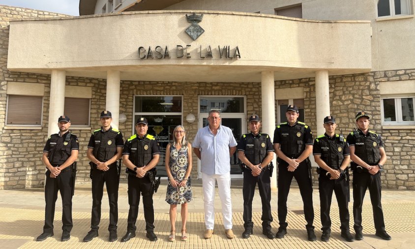 L'alcaldessa, el regidor de Seguretat Ciutadana, el cap de la Policia Local i el caporal, amb els cinc agents de reforç d'estiu.