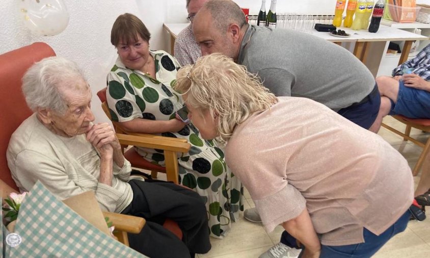 La centenària Marina Gené durant l'homenatge celebrat ahir | Cedida