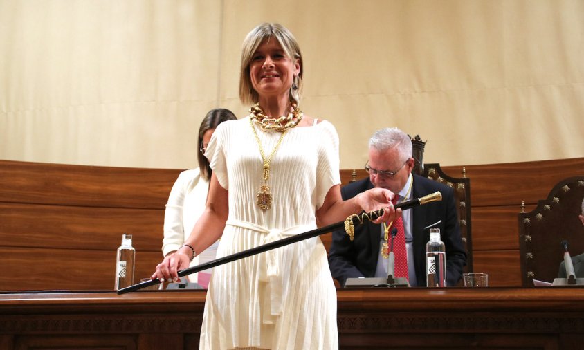 Noemí Llauradó amb la vara simbòlica de comandament