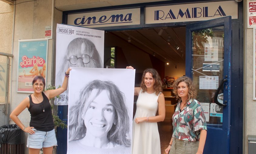 Yolanda Soler i Lucía Parera amb una de les persones retratades