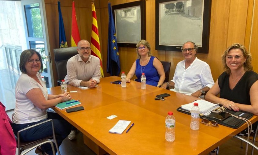 La reunió del nou govern municipal amb representants de la FEHT