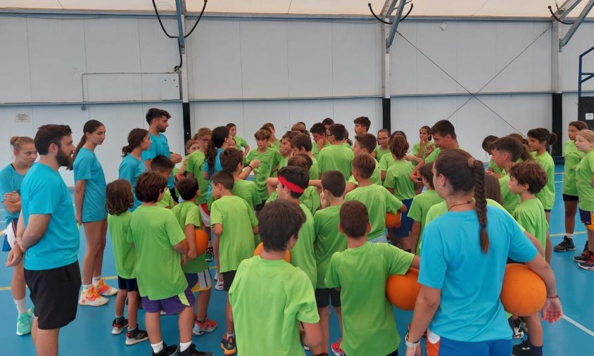 Els participants del campus de bàsquet del CB Cambrils