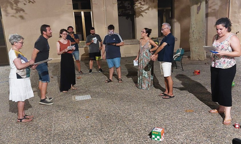 Un moment del primer assaig del ball parlat Vileros i Mariners, ahir a la nir, al pati interior de l'edifici la Salle