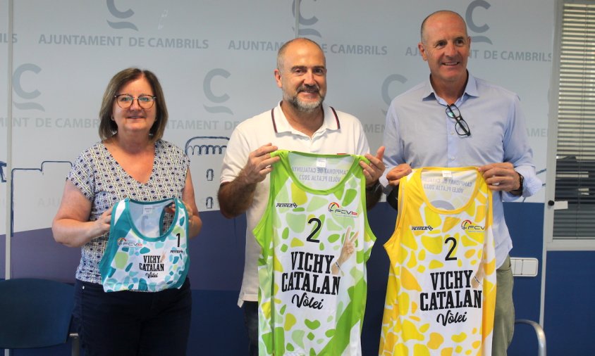 Alfredo Clúa, Camí Mendoza i Óscar Novillo durant la presentació del Vichy Catalan Volei Tour 2023