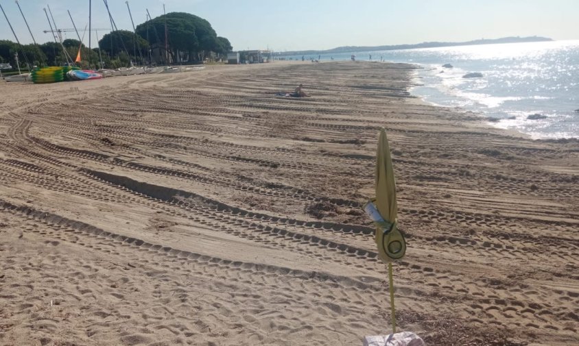 Imatge de la platja de l'Esquirol després de l'actuació