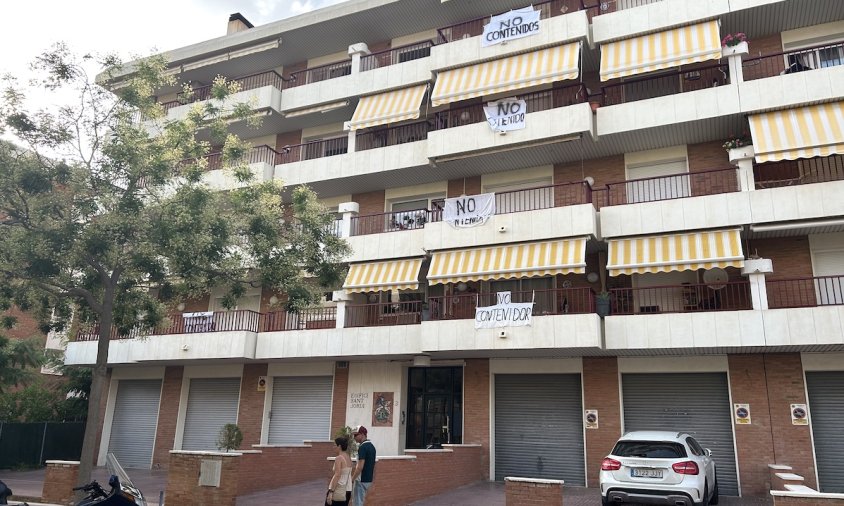 Els veïns del carrer d'Hug de Montcada van penjar pancartes en contra dels contenidors