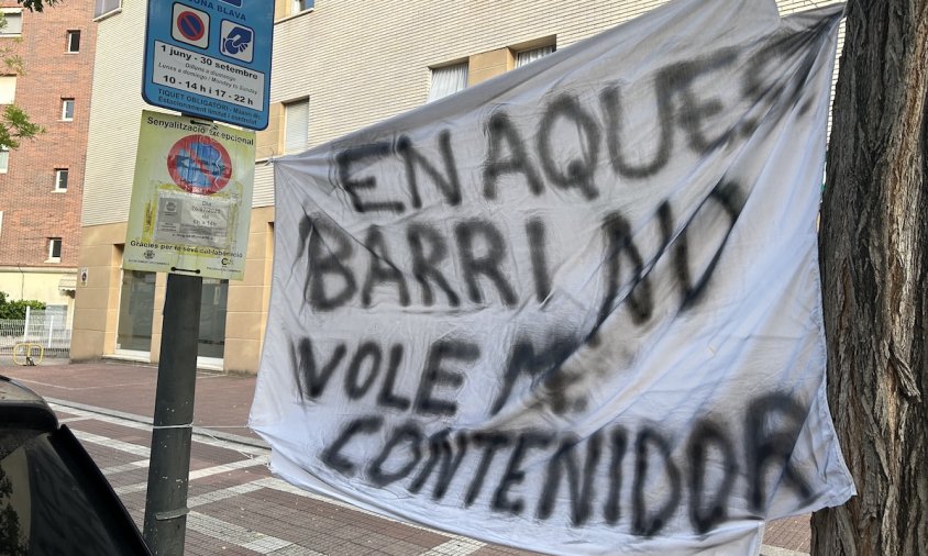 Un dels cartells penjats pels veïns en motiu de protesta