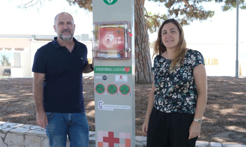 Alfredo Clúa i Gemma Balanyà al costat d'un dels nous DESAs a la Torre de l'Esquirol