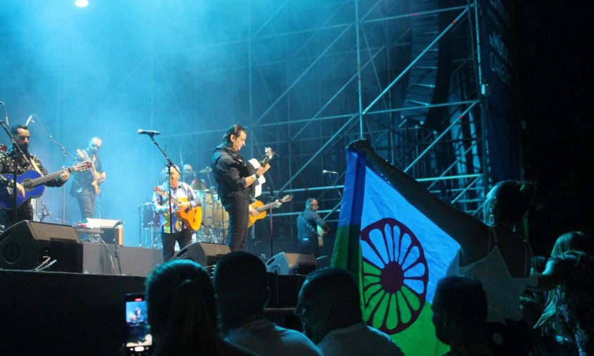 Durant el concert es va veure alguna bandera del poble gitano