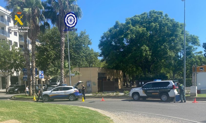 El control conjunt dut a terme per la Guàrdia Civil i la Policia Local el passat divendres a la rotonda de la plaça de la Creu de la Missió