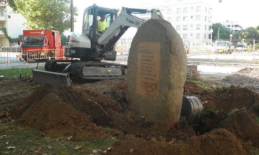 Ahir es va retirar el monument que es va instal·lar al passeig en motiu de l'elecció de la Pubilla de Catalunya a Cambrils, l'any 1989