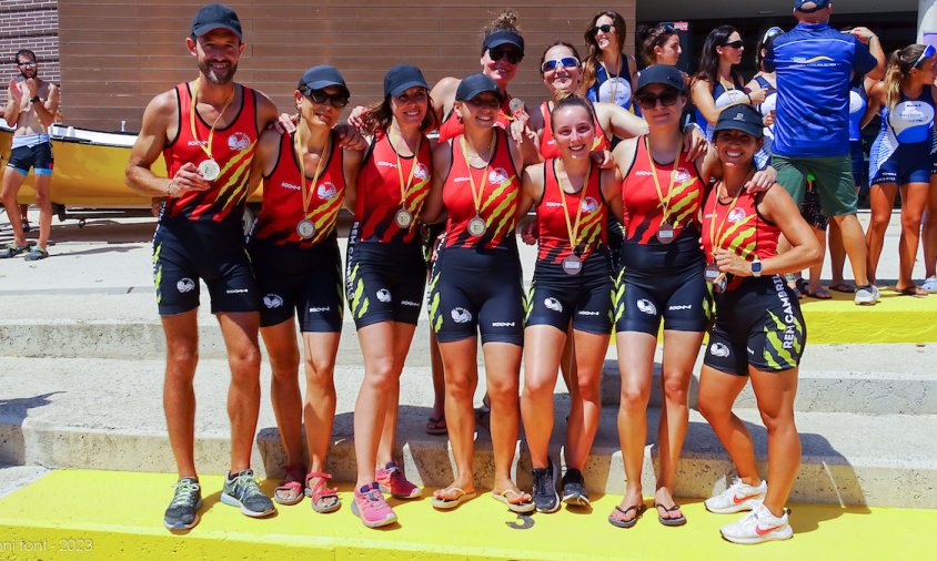 L'equip absolut femení amb la medalla de bronze al Campionat de Catalunya de Llagut