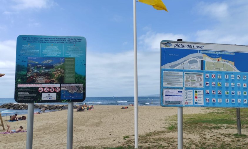 Un dels cartells informatius que s'han instal·lat a la platja del Cavet