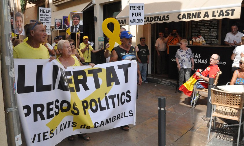 Una persona amb una bandera espanyola es va col·locar al pas dels manifestants amb actitud provocadora