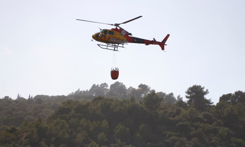 Un helicòpter dels Bombers sobre l'incendi forestal que ahir va ocórrer a la Selva del Camp