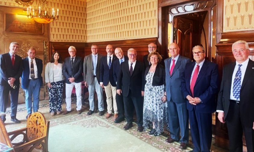 Foto de grup dels assistents a la trobada al Cercle del Liceu de Barcelona