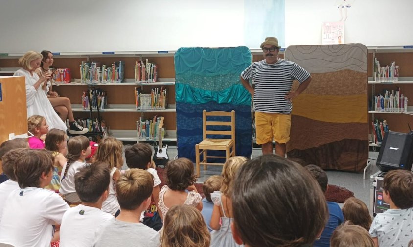 Una seixantena de nens i nenes van acudir a la lectura de "El pescador de Cambrils"