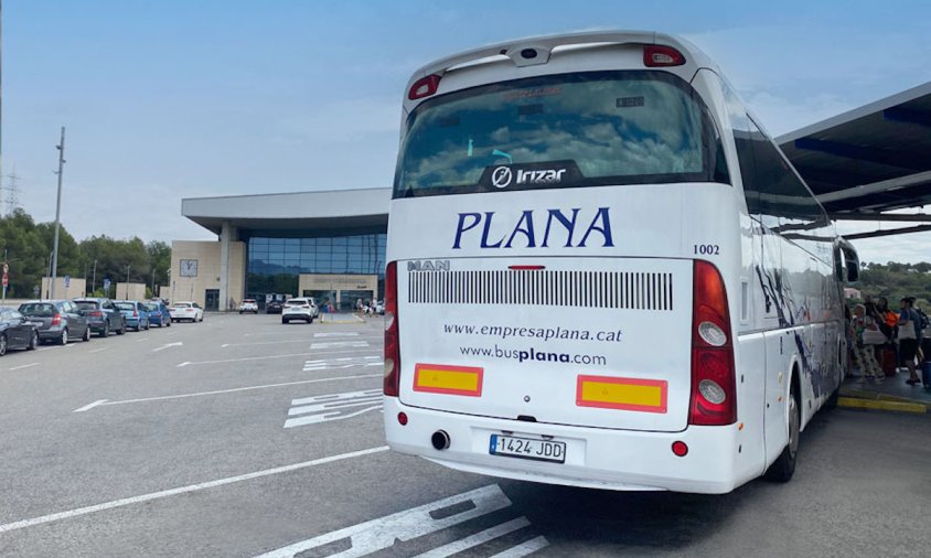 Imatge d'arxiu d'un autobús de l'empresa Plana a l'estació Camp de Tarragona