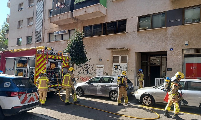 Sis dotacions dels Bombers van intervenir en l'extinció de l'incendi