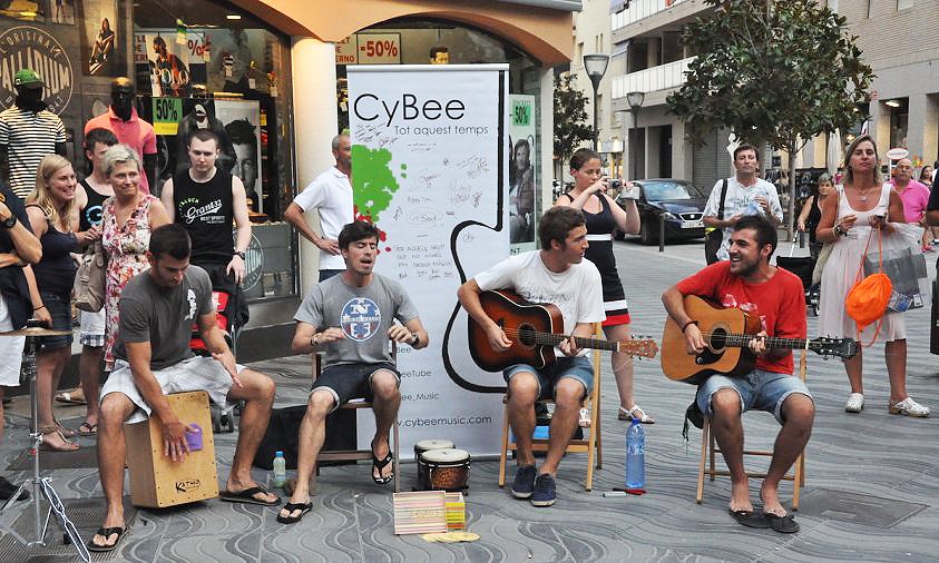 El grup Cybee el dia de la seva actuació a la plaça de mossèn Batalla, a Cambrils, amb Nil Moliner a la dreta