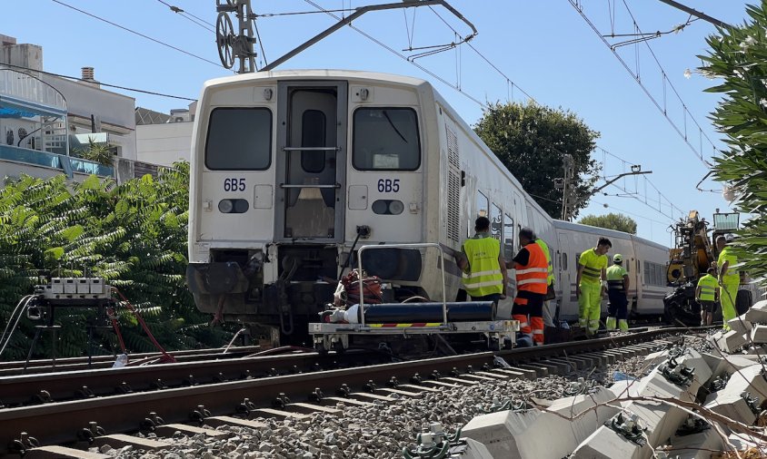 El tren descarrilat a l'estació de Sitges