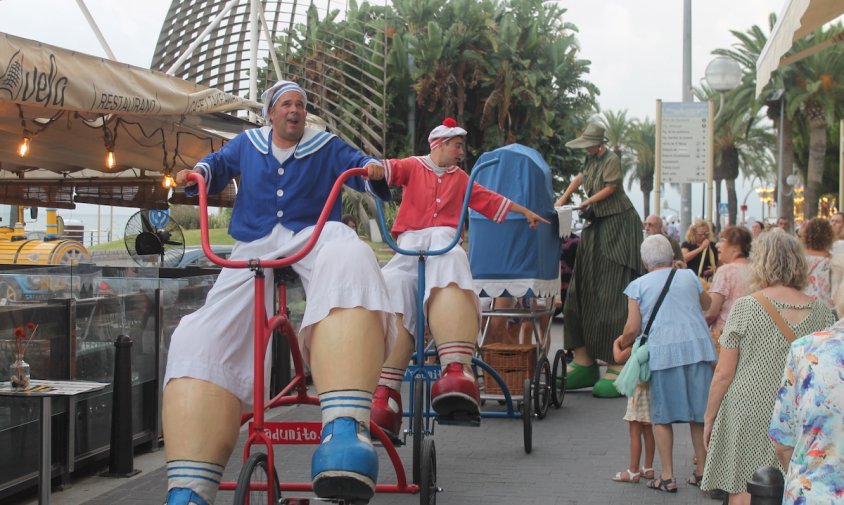 «La Gran Família» passejant pels carrers del Port