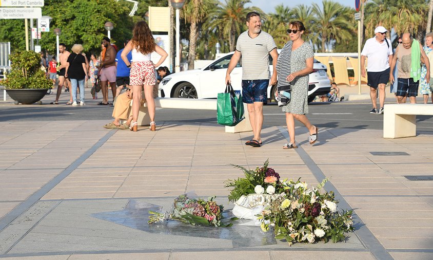 Ofrenes de flors al Memorial per la Pau, ahir a la tarda