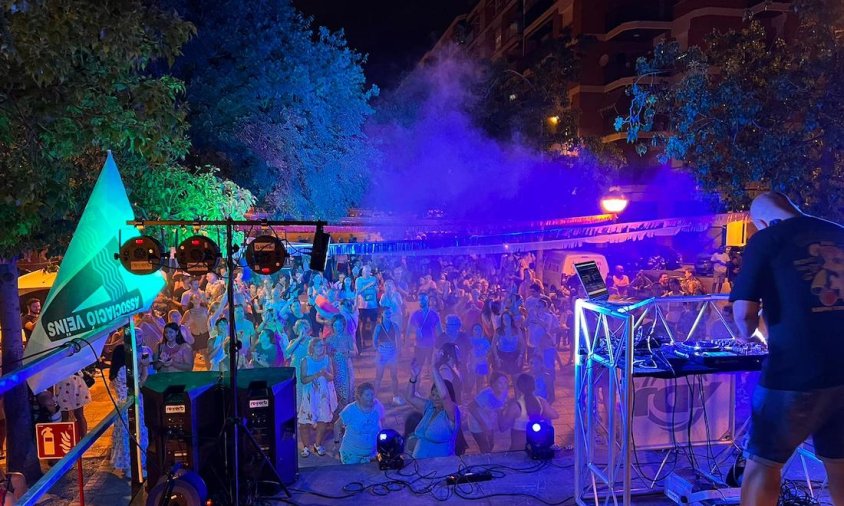 Imatge de l'actuació del DJ la nit de dissabte a les festes del barri