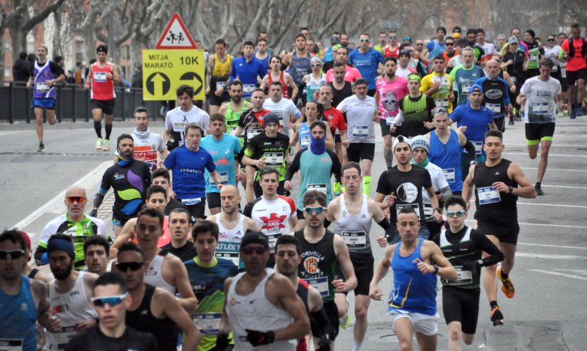 Imatge d'un grup de corredors de la Mitja Marató en l'edició d'aquest any