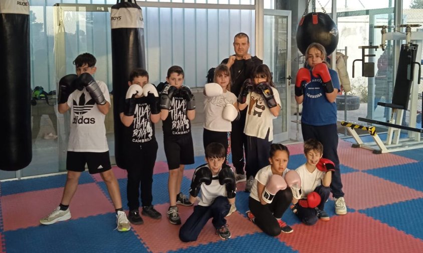 Salvador Gaya amb el grup de boxa infantil