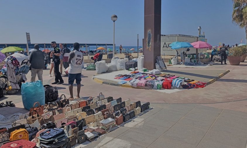 Imatge del top manta a la zona de Cap Sant Pere