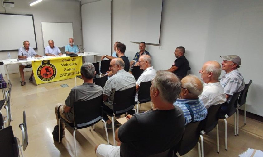 Membres del Club de Vehicles Antics de Cambrils durant l'Assemblea General de Socis