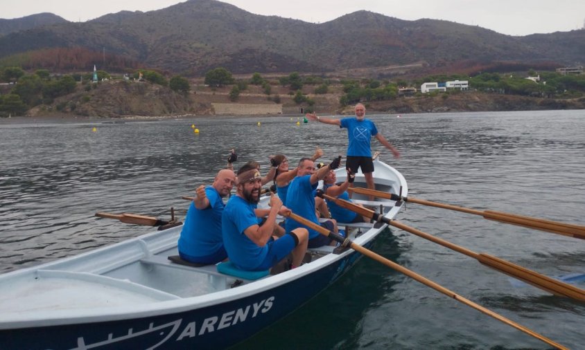 La tripulació de Vent d'Estrop Vogadors de Cambrils que va participar a la regata organitzada per Rem Colera