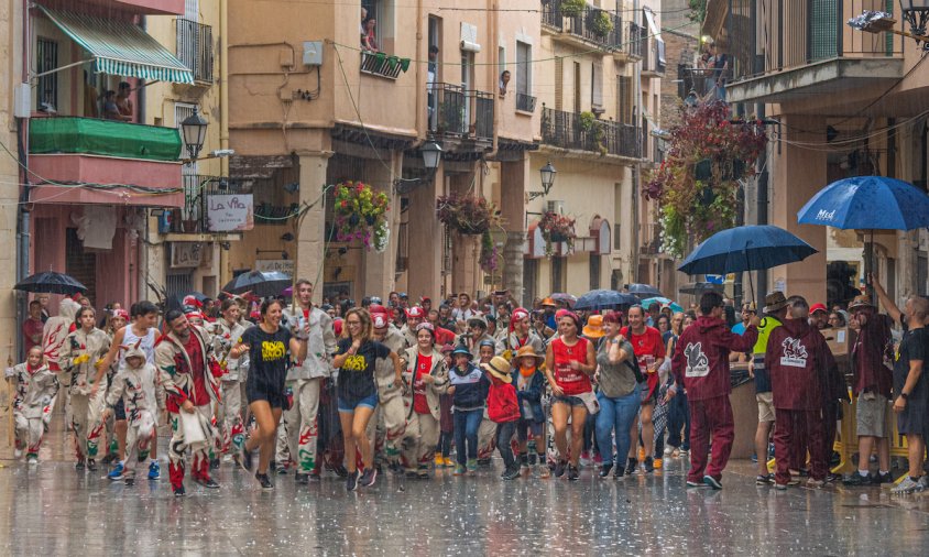 La pluja va aparèixer a meitat del correfoc infantil de la 29a edició de la Nit del Foc, l'any passat