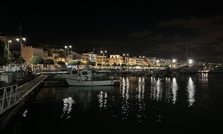 Imatge del port amb la llum restablerta, ahir a la nit