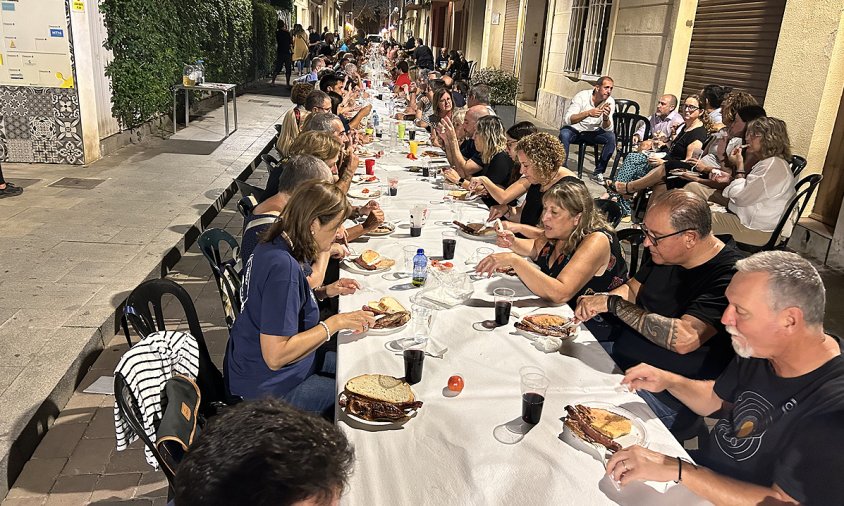 El sopar popular de la Nit del Calot es va fer al carrer de Rovira