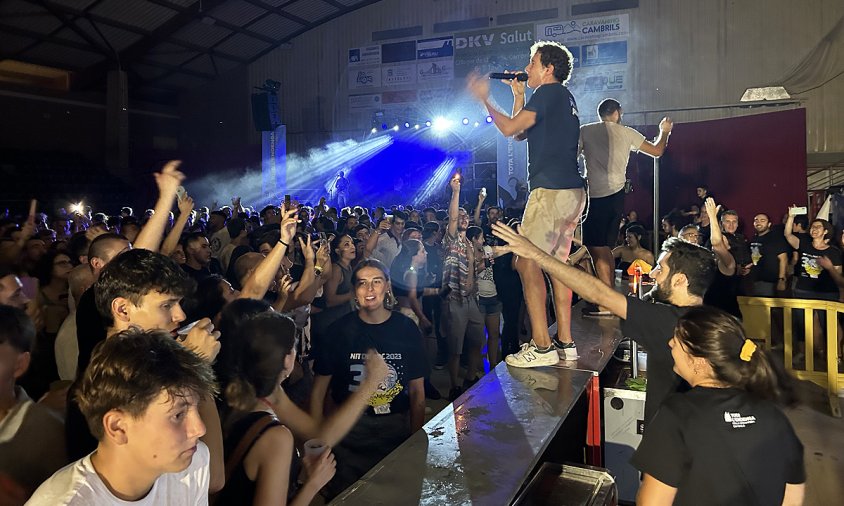 El cantant i el trompetista de Sixtus, enfilats a la barra del bar