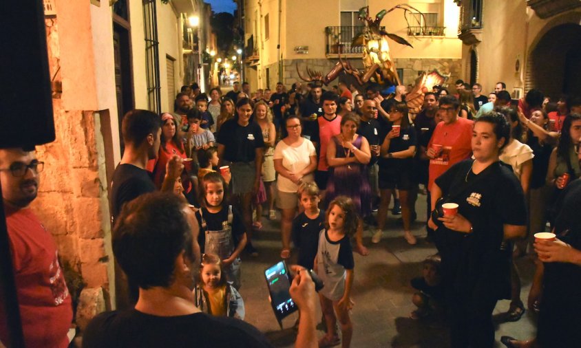 Expectació al carrer Major esperant per escoltar la cançó de la Galera