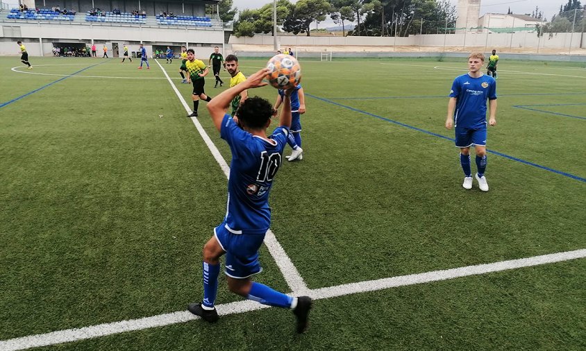 Imatge del partit disputat entre el FC Cambrils i el Pare Manyanet