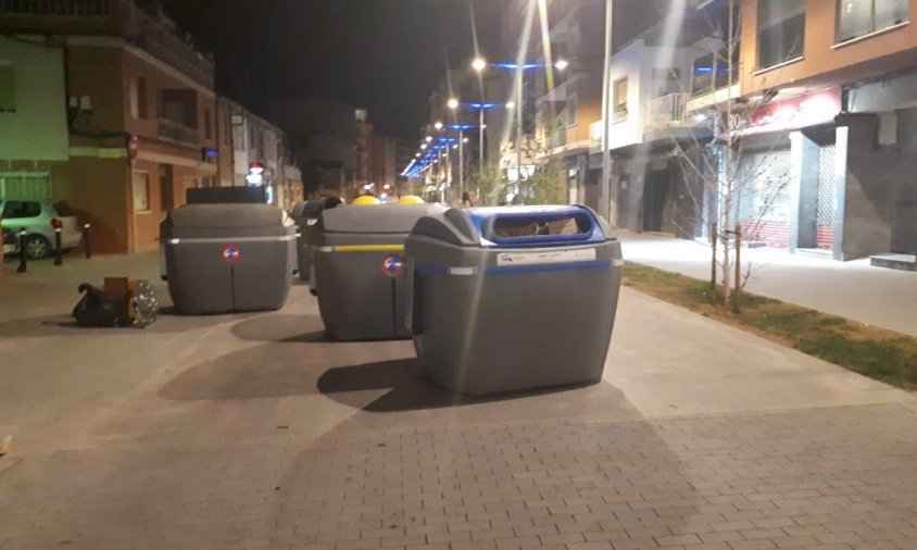 Imatge dels containers al mig de la Rambla Jaume I ahir a la nit