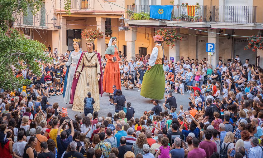 Ballada dels gegants al mig de la plaça de la Vila, ahir a la tarda