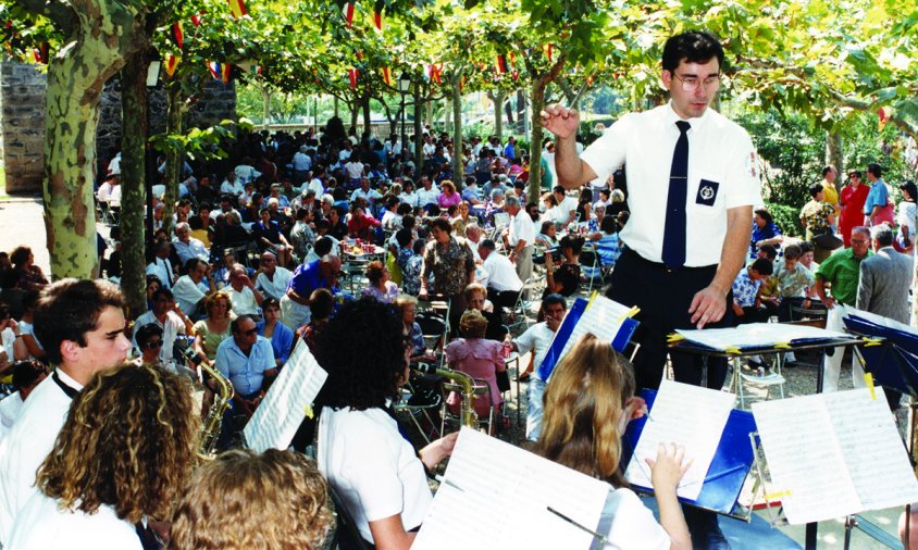 Concert al pati del darrera de l'Ermita a la Festa Major de ka Mare de Déu del Camí de l'any 1991