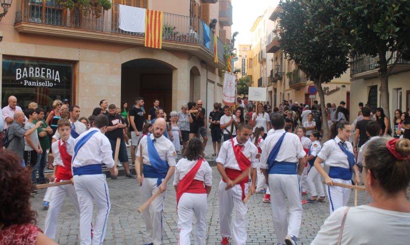 Les colles van picar per diversos carreres i places del nucli antic